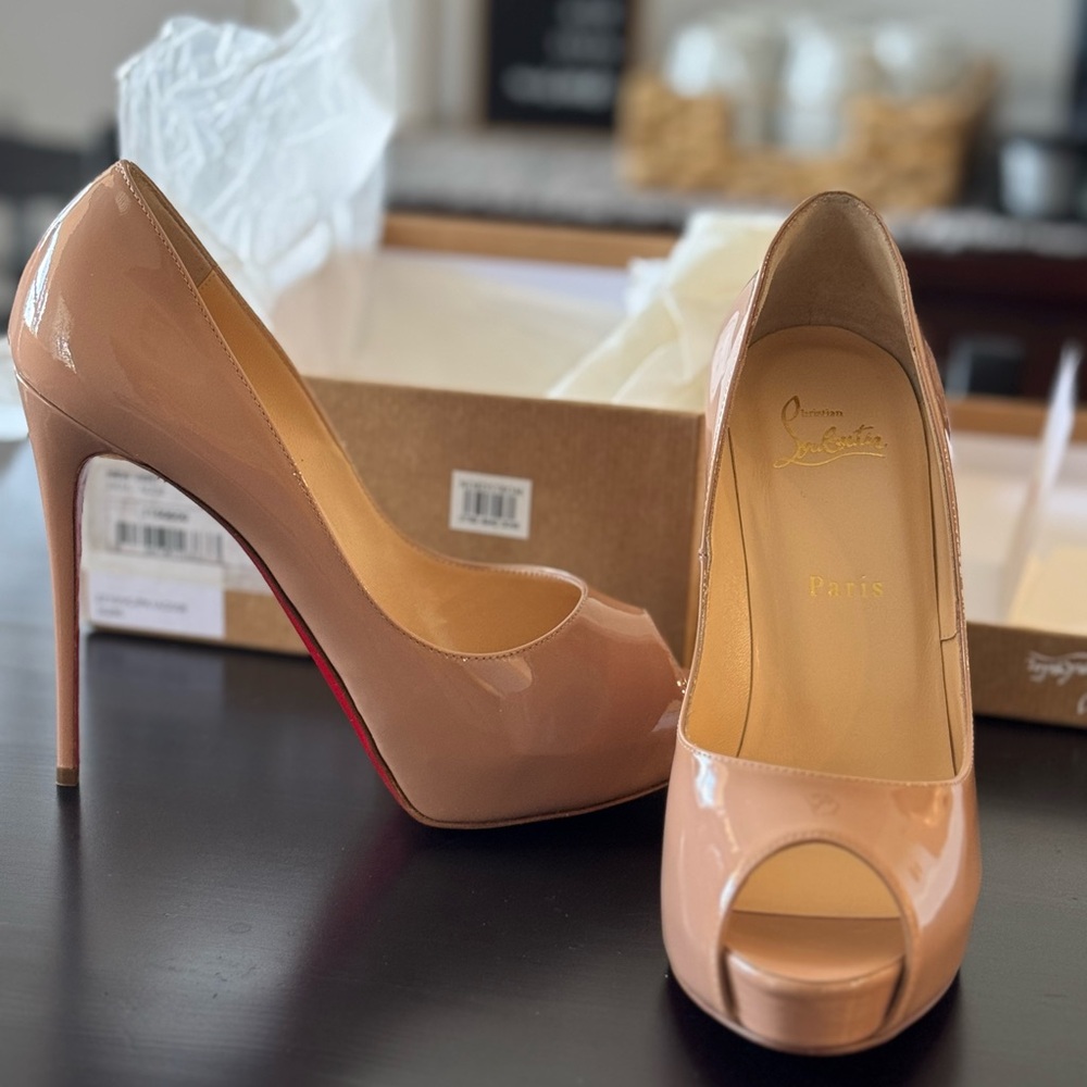 CHRISTIAN LOUBOUTIN NEW VERY PRIVE 120 patent leather nude never worn.